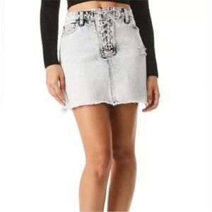 ALICE + OLIVIA NWT Raw-Edge Trim Mini Skirt
Washed Denim Size 24 (0)